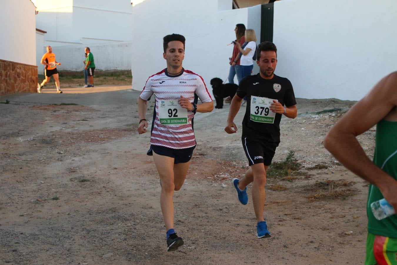 La Bazana acogió, ayer, la tercera edición de la carrera popular Juan José Galván Méndez 'Juanito'. Antonio Grillo Sánchez y María Dolores Pons Díaz fueron los vencedores de la prueba absoluta. La cita consiguió recaudar 405 euros que se destinarán, nuevamente, a la Asociación 'Todos contra la Histiocitosis'.