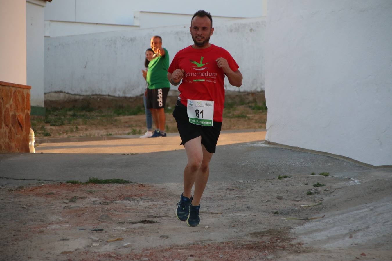 La Bazana acogió, ayer, la tercera edición de la carrera popular Juan José Galván Méndez 'Juanito'. Antonio Grillo Sánchez y María Dolores Pons Díaz fueron los vencedores de la prueba absoluta. La cita consiguió recaudar 405 euros que se destinarán, nuevamente, a la Asociación 'Todos contra la Histiocitosis'.