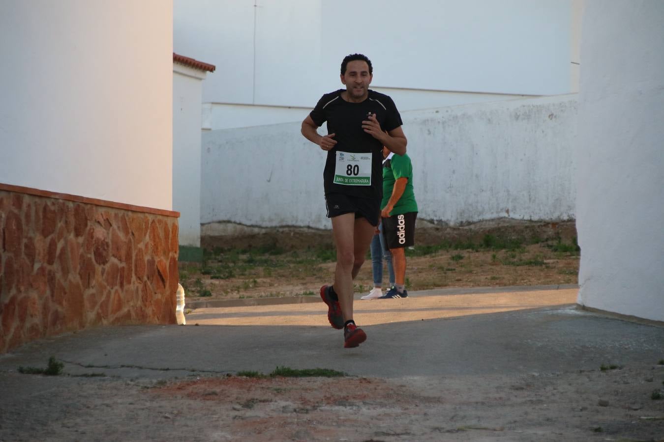 La Bazana acogió, ayer, la tercera edición de la carrera popular Juan José Galván Méndez 'Juanito'. Antonio Grillo Sánchez y María Dolores Pons Díaz fueron los vencedores de la prueba absoluta. La cita consiguió recaudar 405 euros que se destinarán, nuevamente, a la Asociación 'Todos contra la Histiocitosis'.