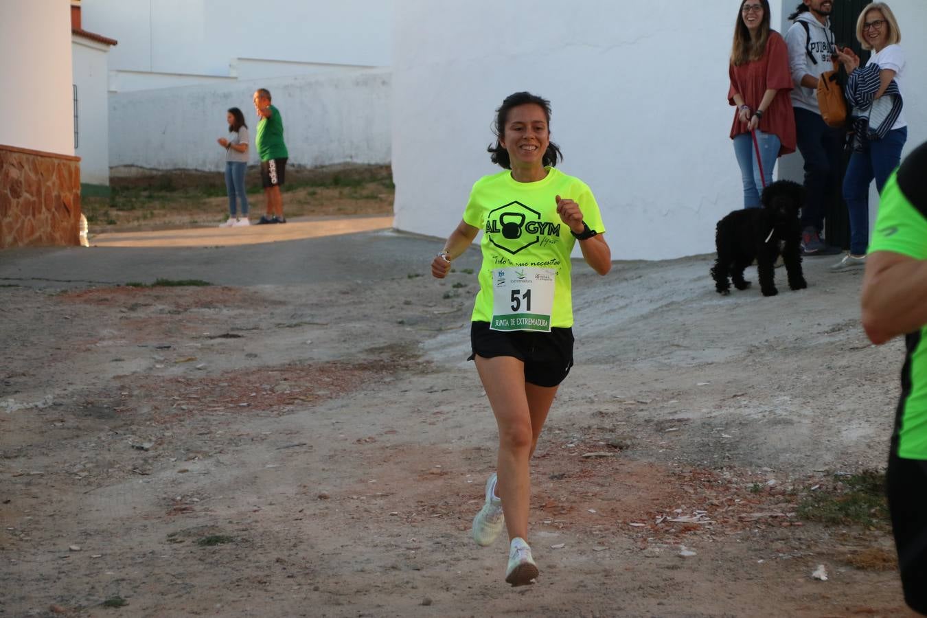 La Bazana acogió, ayer, la tercera edición de la carrera popular Juan José Galván Méndez 'Juanito'. Antonio Grillo Sánchez y María Dolores Pons Díaz fueron los vencedores de la prueba absoluta. La cita consiguió recaudar 405 euros que se destinarán, nuevamente, a la Asociación 'Todos contra la Histiocitosis'.