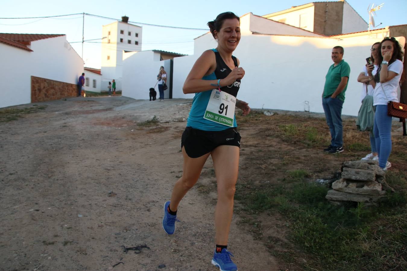 La Bazana acogió, ayer, la tercera edición de la carrera popular Juan José Galván Méndez 'Juanito'. Antonio Grillo Sánchez y María Dolores Pons Díaz fueron los vencedores de la prueba absoluta. La cita consiguió recaudar 405 euros que se destinarán, nuevamente, a la Asociación 'Todos contra la Histiocitosis'.