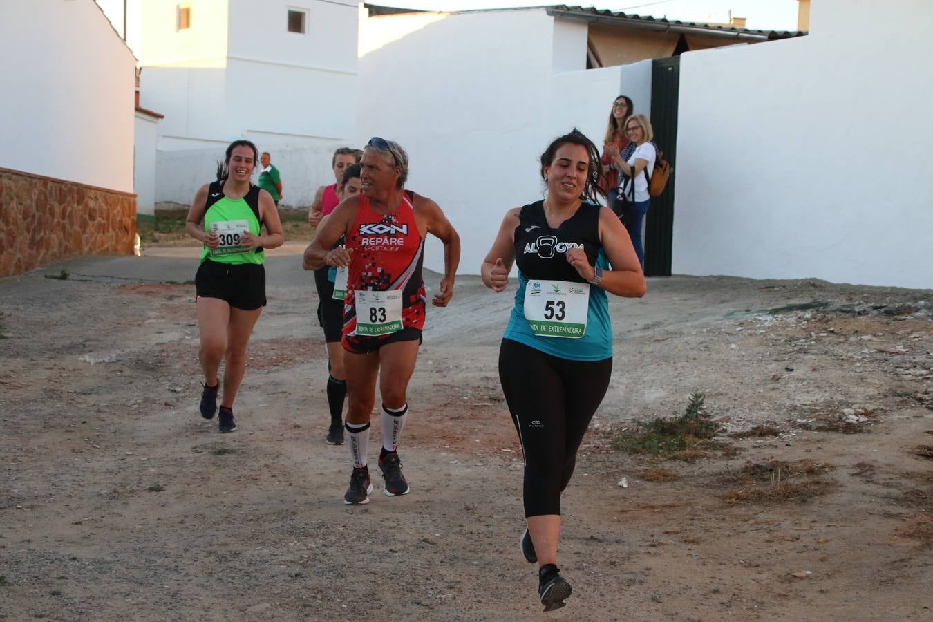 La Bazana acogió, ayer, la tercera edición de la carrera popular Juan José Galván Méndez 'Juanito'. Antonio Grillo Sánchez y María Dolores Pons Díaz fueron los vencedores de la prueba absoluta. La cita consiguió recaudar 405 euros que se destinarán, nuevamente, a la Asociación 'Todos contra la Histiocitosis'.