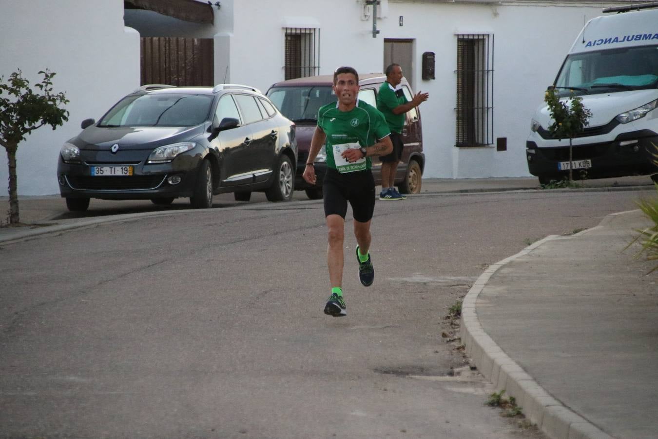 La Bazana acogió, ayer, la tercera edición de la carrera popular Juan José Galván Méndez 'Juanito'. Antonio Grillo Sánchez y María Dolores Pons Díaz fueron los vencedores de la prueba absoluta. La cita consiguió recaudar 405 euros que se destinarán, nuevamente, a la Asociación 'Todos contra la Histiocitosis'.
