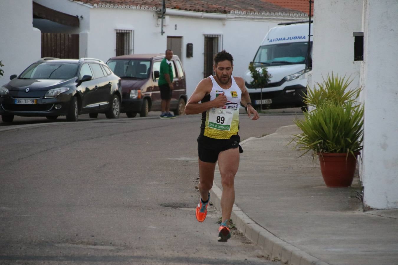 La Bazana acogió, ayer, la tercera edición de la carrera popular Juan José Galván Méndez 'Juanito'. Antonio Grillo Sánchez y María Dolores Pons Díaz fueron los vencedores de la prueba absoluta. La cita consiguió recaudar 405 euros que se destinarán, nuevamente, a la Asociación 'Todos contra la Histiocitosis'.