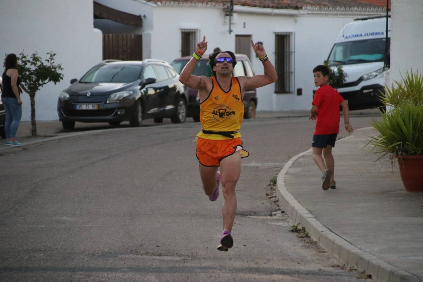 La Bazana acogió, ayer, la tercera edición de la carrera popular Juan José Galván Méndez 'Juanito'. Antonio Grillo Sánchez y María Dolores Pons Díaz fueron los vencedores de la prueba absoluta. La cita consiguió recaudar 405 euros que se destinarán, nuevamente, a la Asociación 'Todos contra la Histiocitosis'.