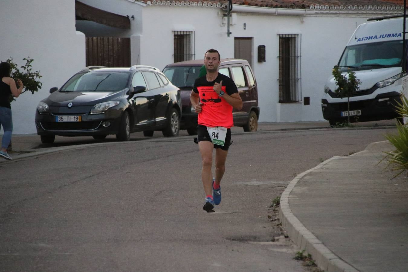 La Bazana acogió, ayer, la tercera edición de la carrera popular Juan José Galván Méndez 'Juanito'. Antonio Grillo Sánchez y María Dolores Pons Díaz fueron los vencedores de la prueba absoluta. La cita consiguió recaudar 405 euros que se destinarán, nuevamente, a la Asociación 'Todos contra la Histiocitosis'.