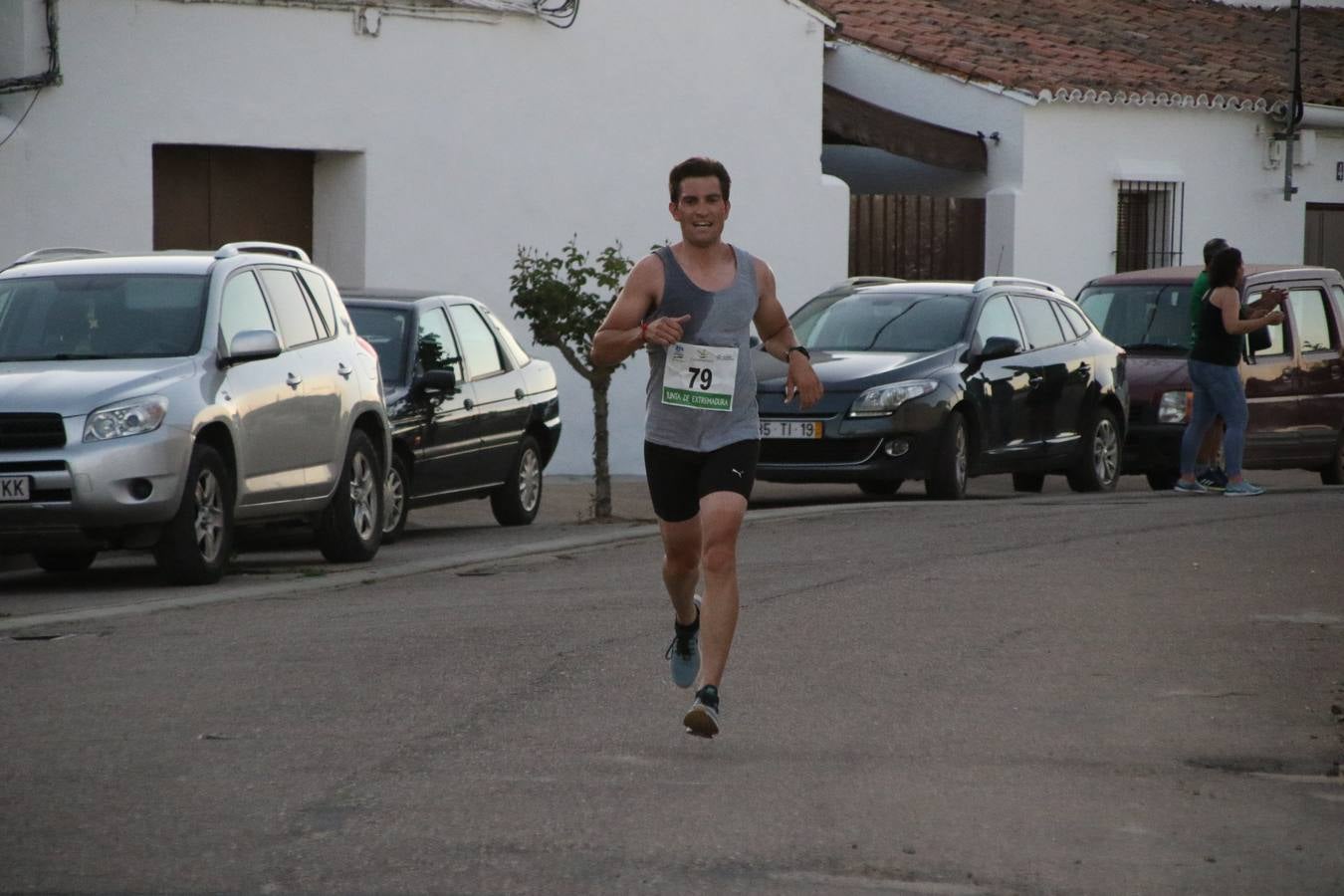 La Bazana acogió, ayer, la tercera edición de la carrera popular Juan José Galván Méndez 'Juanito'. Antonio Grillo Sánchez y María Dolores Pons Díaz fueron los vencedores de la prueba absoluta. La cita consiguió recaudar 405 euros que se destinarán, nuevamente, a la Asociación 'Todos contra la Histiocitosis'.