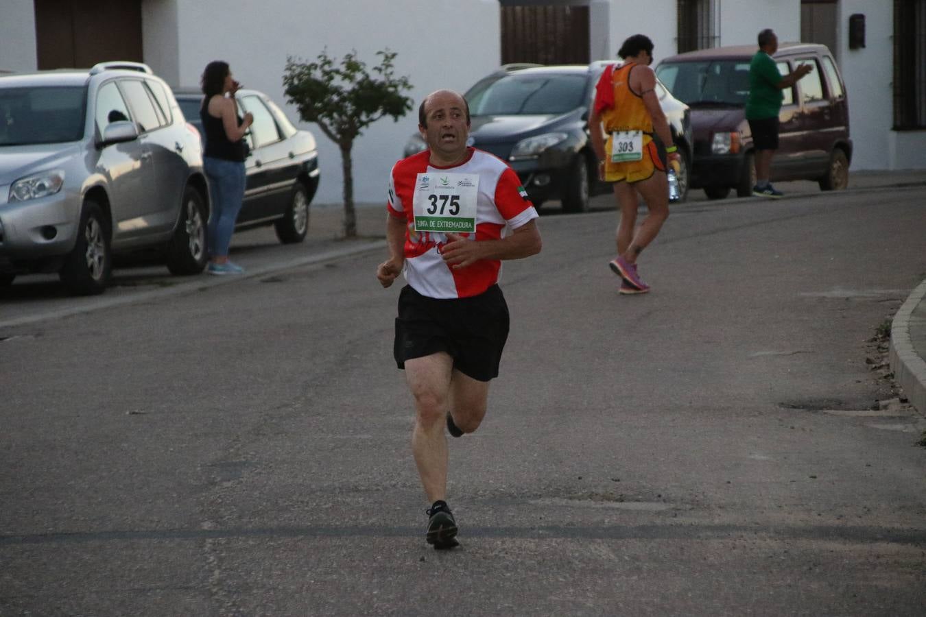 La Bazana acogió, ayer, la tercera edición de la carrera popular Juan José Galván Méndez 'Juanito'. Antonio Grillo Sánchez y María Dolores Pons Díaz fueron los vencedores de la prueba absoluta. La cita consiguió recaudar 405 euros que se destinarán, nuevamente, a la Asociación 'Todos contra la Histiocitosis'.