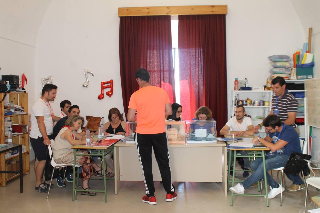 Ciudadanos ejerciendo su derecho al voto en una de las mesas electorales del Conventual San Agustín.