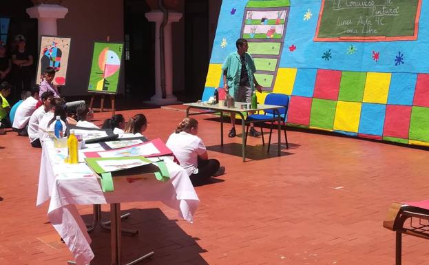 Los alumnos del centro representaron ayer una obra teatral.