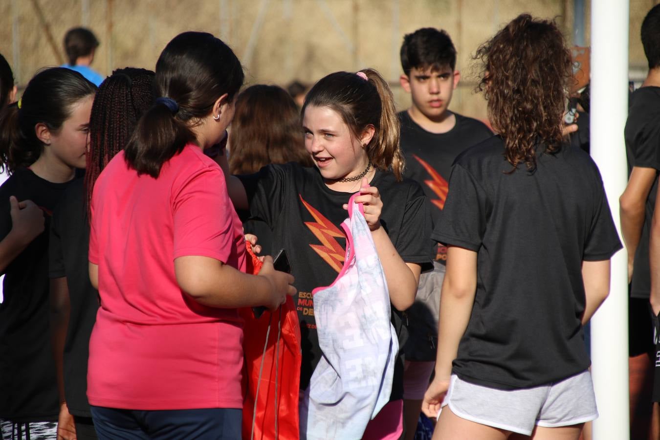 La Ciudad Deportiva 'Manuel Calzado' acogió, ayer, la clausura del curso de la Escuela Municipal de Deportes de Jerez de los Caballeros con un desfile y una exhibición por parte de los alumnos y alumnas. Casi 500 niños y niñas se han formado, este año, en las distintas modalidades deportivas: atletismo, minibasket, baloncesto, ciclismo, fútbol-sala, fútbol 8, judo, kárate, multiaventura, multideporte, pádel, patinaje artístico, tenis y zumba kids.