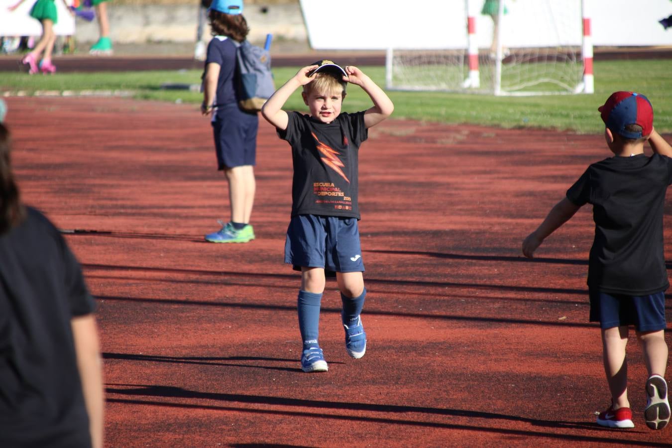 La Ciudad Deportiva 'Manuel Calzado' acogió, ayer, la clausura del curso de la Escuela Municipal de Deportes de Jerez de los Caballeros con un desfile y una exhibición por parte de los alumnos y alumnas. Casi 500 niños y niñas se han formado, este año, en las distintas modalidades deportivas: atletismo, minibasket, baloncesto, ciclismo, fútbol-sala, fútbol 8, judo, kárate, multiaventura, multideporte, pádel, patinaje artístico, tenis y zumba kids.