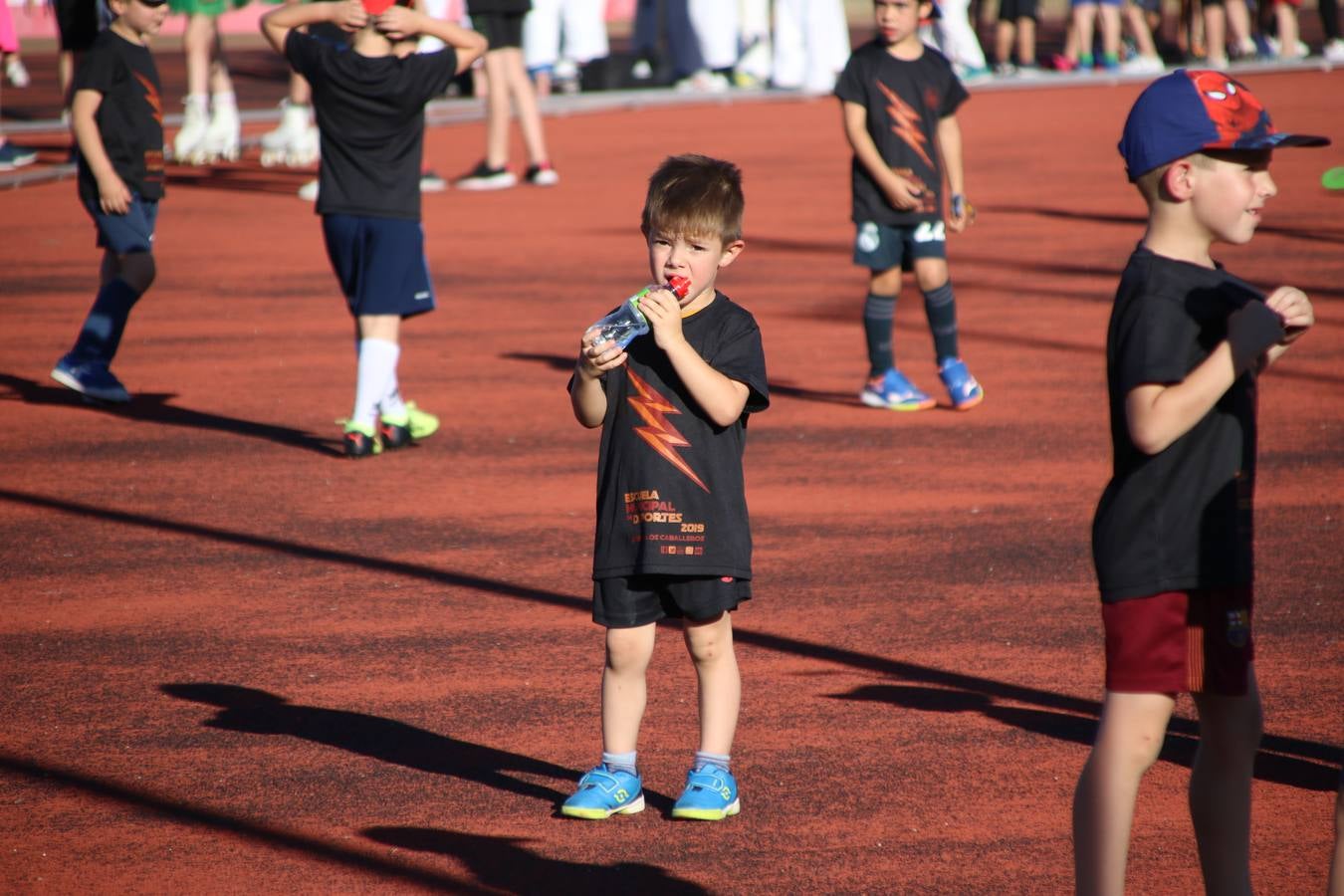 La Ciudad Deportiva 'Manuel Calzado' acogió, ayer, la clausura del curso de la Escuela Municipal de Deportes de Jerez de los Caballeros con un desfile y una exhibición por parte de los alumnos y alumnas. Casi 500 niños y niñas se han formado, este año, en las distintas modalidades deportivas: atletismo, minibasket, baloncesto, ciclismo, fútbol-sala, fútbol 8, judo, kárate, multiaventura, multideporte, pádel, patinaje artístico, tenis y zumba kids.