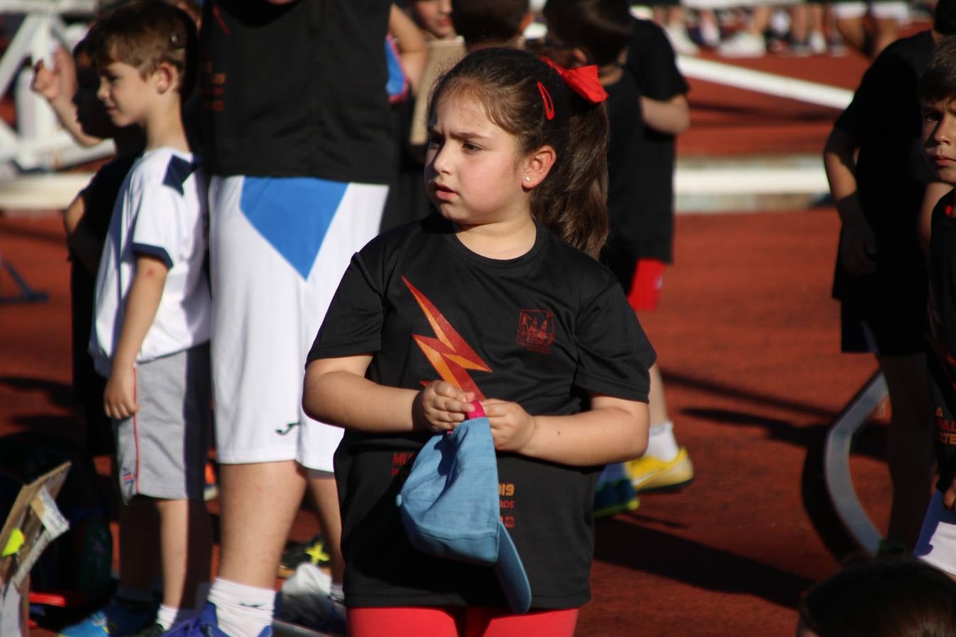 La Ciudad Deportiva 'Manuel Calzado' acogió, ayer, la clausura del curso de la Escuela Municipal de Deportes de Jerez de los Caballeros con un desfile y una exhibición por parte de los alumnos y alumnas. Casi 500 niños y niñas se han formado, este año, en las distintas modalidades deportivas: atletismo, minibasket, baloncesto, ciclismo, fútbol-sala, fútbol 8, judo, kárate, multiaventura, multideporte, pádel, patinaje artístico, tenis y zumba kids.