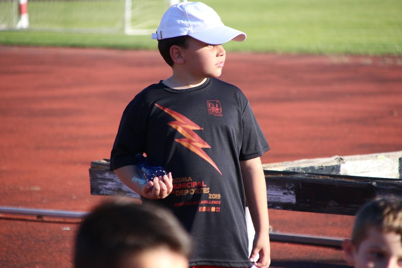 La Ciudad Deportiva 'Manuel Calzado' acogió, ayer, la clausura del curso de la Escuela Municipal de Deportes de Jerez de los Caballeros con un desfile y una exhibición por parte de los alumnos y alumnas. Casi 500 niños y niñas se han formado, este año, en las distintas modalidades deportivas: atletismo, minibasket, baloncesto, ciclismo, fútbol-sala, fútbol 8, judo, kárate, multiaventura, multideporte, pádel, patinaje artístico, tenis y zumba kids.