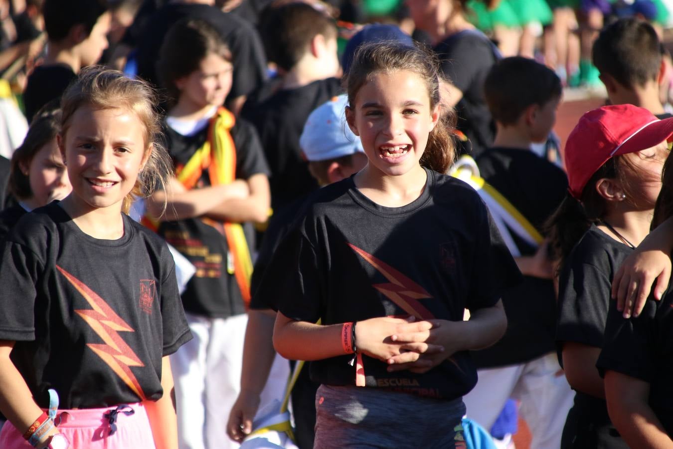 La Ciudad Deportiva 'Manuel Calzado' acogió, ayer, la clausura del curso de la Escuela Municipal de Deportes de Jerez de los Caballeros con un desfile y una exhibición por parte de los alumnos y alumnas. Casi 500 niños y niñas se han formado, este año, en las distintas modalidades deportivas: atletismo, minibasket, baloncesto, ciclismo, fútbol-sala, fútbol 8, judo, kárate, multiaventura, multideporte, pádel, patinaje artístico, tenis y zumba kids.