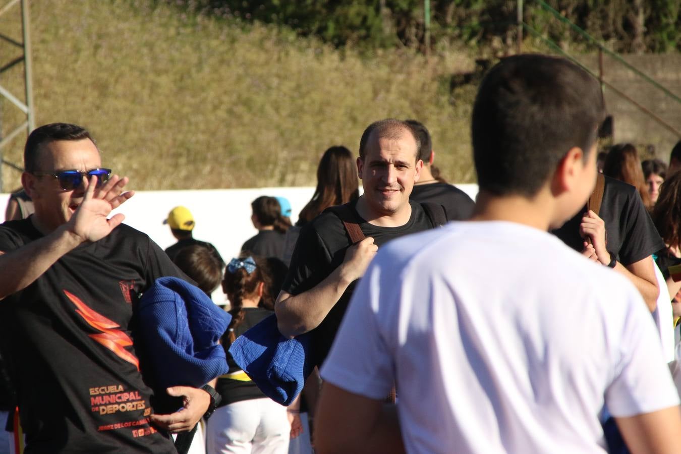 La Ciudad Deportiva 'Manuel Calzado' acogió, ayer, la clausura del curso de la Escuela Municipal de Deportes de Jerez de los Caballeros con un desfile y una exhibición por parte de los alumnos y alumnas. Casi 500 niños y niñas se han formado, este año, en las distintas modalidades deportivas: atletismo, minibasket, baloncesto, ciclismo, fútbol-sala, fútbol 8, judo, kárate, multiaventura, multideporte, pádel, patinaje artístico, tenis y zumba kids.