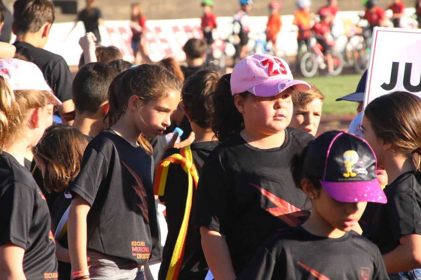La Ciudad Deportiva 'Manuel Calzado' acogió, ayer, la clausura del curso de la Escuela Municipal de Deportes de Jerez de los Caballeros con un desfile y una exhibición por parte de los alumnos y alumnas. Casi 500 niños y niñas se han formado, este año, en las distintas modalidades deportivas: atletismo, minibasket, baloncesto, ciclismo, fútbol-sala, fútbol 8, judo, kárate, multiaventura, multideporte, pádel, patinaje artístico, tenis y zumba kids.