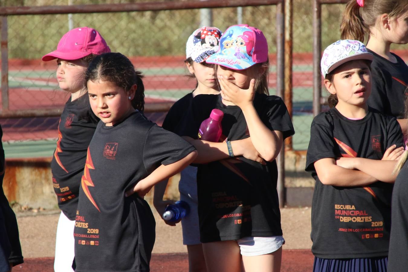 La Ciudad Deportiva 'Manuel Calzado' acogió, ayer, la clausura del curso de la Escuela Municipal de Deportes de Jerez de los Caballeros con un desfile y una exhibición por parte de los alumnos y alumnas. Casi 500 niños y niñas se han formado, este año, en las distintas modalidades deportivas: atletismo, minibasket, baloncesto, ciclismo, fútbol-sala, fútbol 8, judo, kárate, multiaventura, multideporte, pádel, patinaje artístico, tenis y zumba kids.