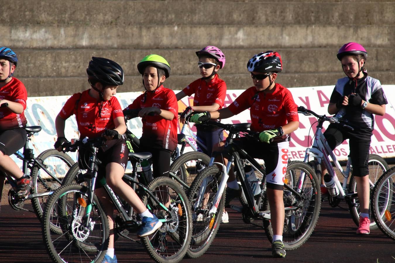 La Ciudad Deportiva 'Manuel Calzado' acogió, ayer, la clausura del curso de la Escuela Municipal de Deportes de Jerez de los Caballeros con un desfile y una exhibición por parte de los alumnos y alumnas. Casi 500 niños y niñas se han formado, este año, en las distintas modalidades deportivas: atletismo, minibasket, baloncesto, ciclismo, fútbol-sala, fútbol 8, judo, kárate, multiaventura, multideporte, pádel, patinaje artístico, tenis y zumba kids.