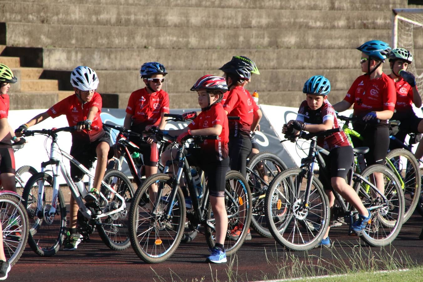 La Ciudad Deportiva 'Manuel Calzado' acogió, ayer, la clausura del curso de la Escuela Municipal de Deportes de Jerez de los Caballeros con un desfile y una exhibición por parte de los alumnos y alumnas. Casi 500 niños y niñas se han formado, este año, en las distintas modalidades deportivas: atletismo, minibasket, baloncesto, ciclismo, fútbol-sala, fútbol 8, judo, kárate, multiaventura, multideporte, pádel, patinaje artístico, tenis y zumba kids.