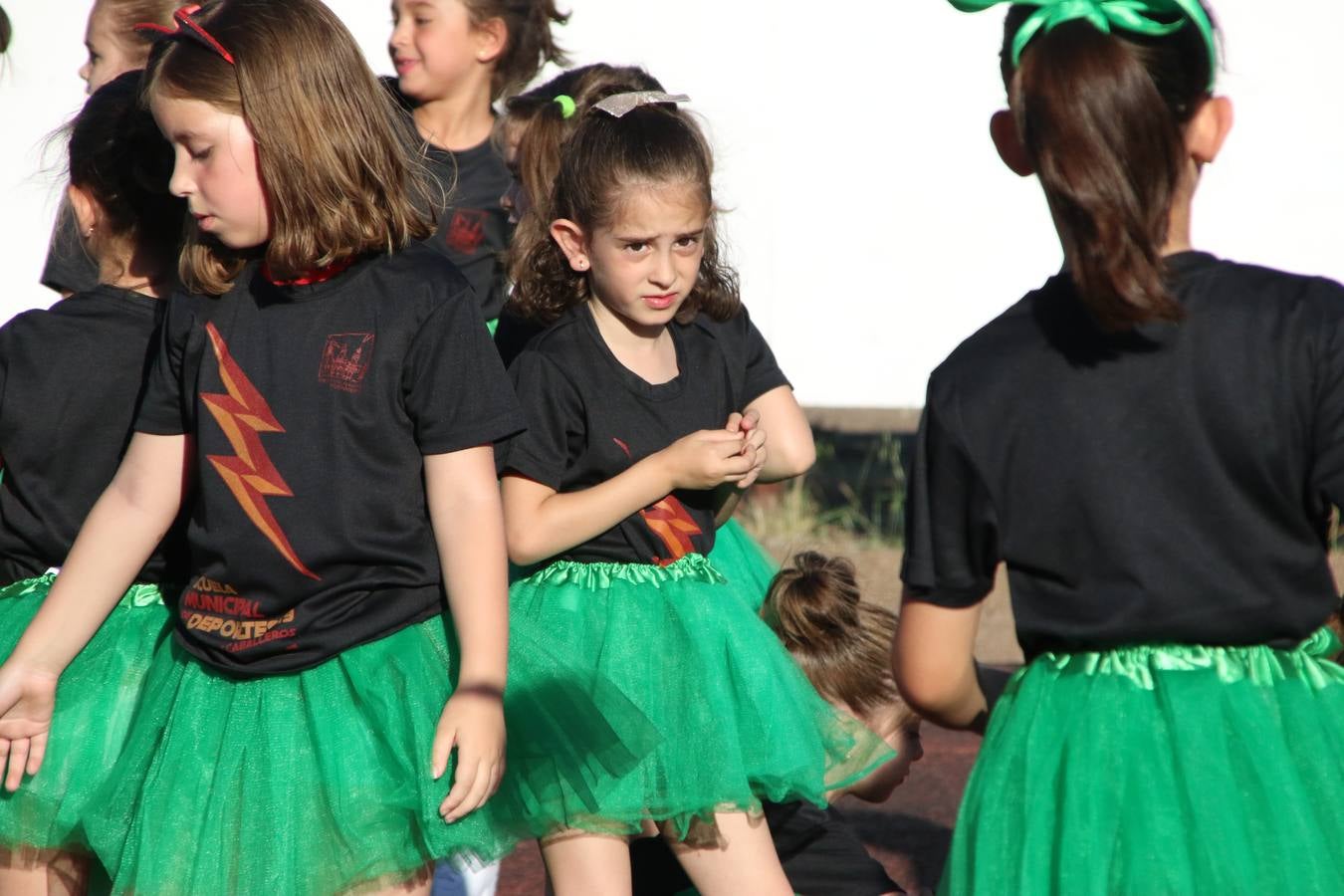 La Ciudad Deportiva 'Manuel Calzado' acogió, ayer, la clausura del curso de la Escuela Municipal de Deportes de Jerez de los Caballeros con un desfile y una exhibición por parte de los alumnos y alumnas. Casi 500 niños y niñas se han formado, este año, en las distintas modalidades deportivas: atletismo, minibasket, baloncesto, ciclismo, fútbol-sala, fútbol 8, judo, kárate, multiaventura, multideporte, pádel, patinaje artístico, tenis y zumba kids.