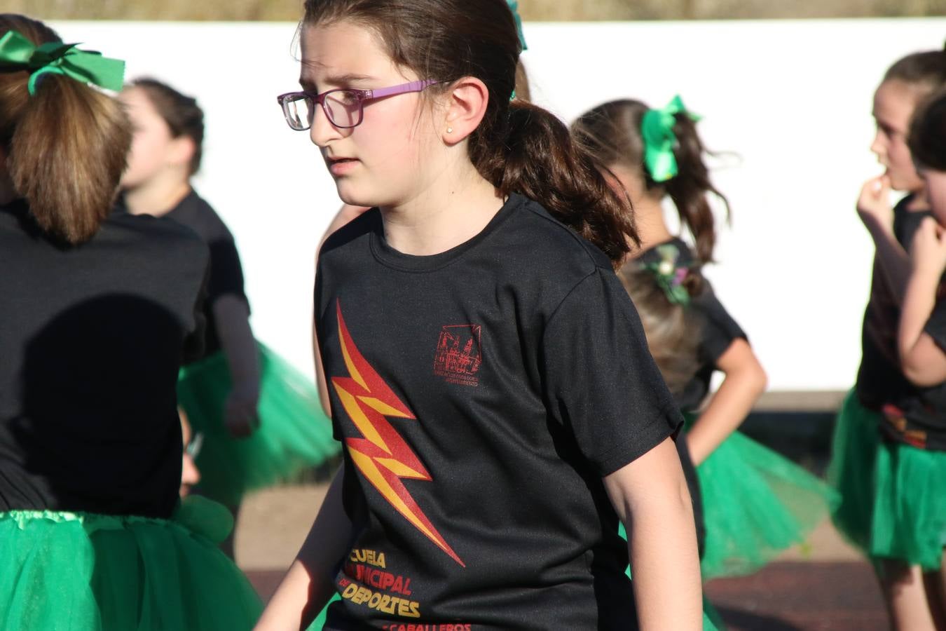 La Ciudad Deportiva 'Manuel Calzado' acogió, ayer, la clausura del curso de la Escuela Municipal de Deportes de Jerez de los Caballeros con un desfile y una exhibición por parte de los alumnos y alumnas. Casi 500 niños y niñas se han formado, este año, en las distintas modalidades deportivas: atletismo, minibasket, baloncesto, ciclismo, fútbol-sala, fútbol 8, judo, kárate, multiaventura, multideporte, pádel, patinaje artístico, tenis y zumba kids.