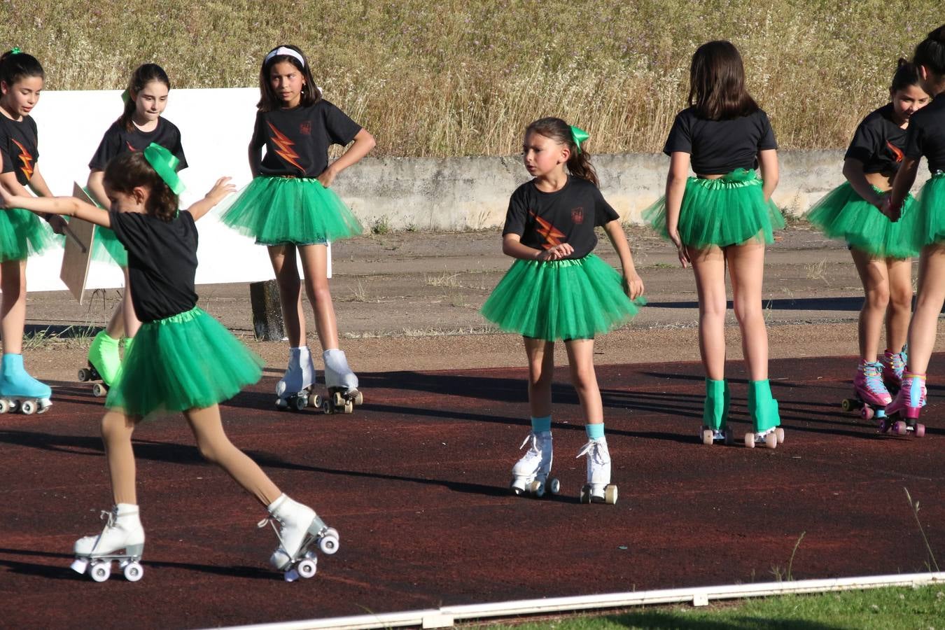 La Ciudad Deportiva 'Manuel Calzado' acogió, ayer, la clausura del curso de la Escuela Municipal de Deportes de Jerez de los Caballeros con un desfile y una exhibición por parte de los alumnos y alumnas. Casi 500 niños y niñas se han formado, este año, en las distintas modalidades deportivas: atletismo, minibasket, baloncesto, ciclismo, fútbol-sala, fútbol 8, judo, kárate, multiaventura, multideporte, pádel, patinaje artístico, tenis y zumba kids.