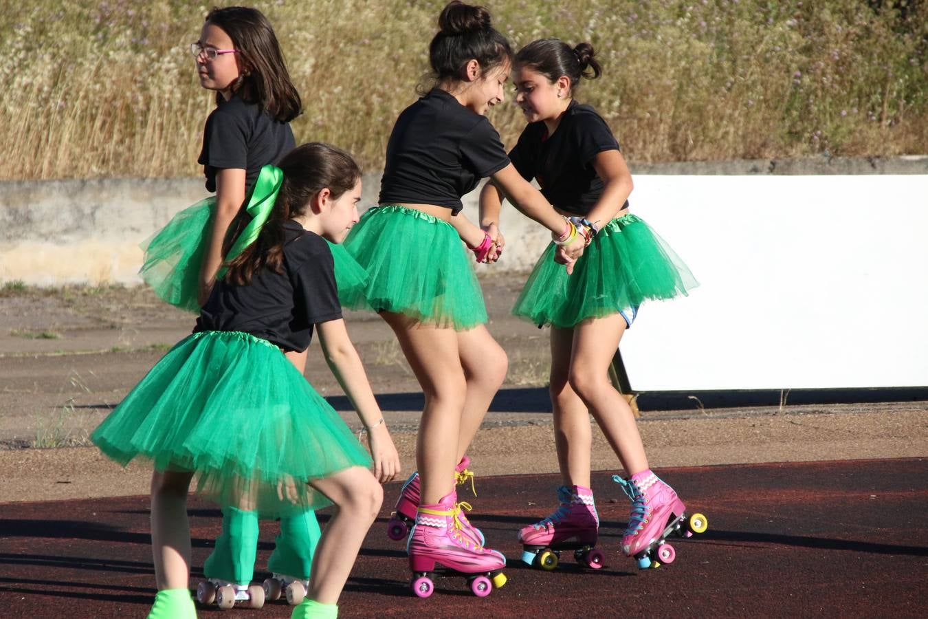 La Ciudad Deportiva 'Manuel Calzado' acogió, ayer, la clausura del curso de la Escuela Municipal de Deportes de Jerez de los Caballeros con un desfile y una exhibición por parte de los alumnos y alumnas. Casi 500 niños y niñas se han formado, este año, en las distintas modalidades deportivas: atletismo, minibasket, baloncesto, ciclismo, fútbol-sala, fútbol 8, judo, kárate, multiaventura, multideporte, pádel, patinaje artístico, tenis y zumba kids.