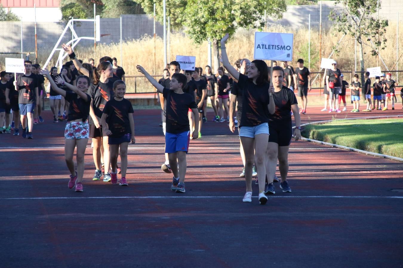 La Ciudad Deportiva 'Manuel Calzado' acogió, ayer, la clausura del curso de la Escuela Municipal de Deportes de Jerez de los Caballeros con un desfile y una exhibición por parte de los alumnos y alumnas. Casi 500 niños y niñas se han formado, este año, en las distintas modalidades deportivas: atletismo, minibasket, baloncesto, ciclismo, fútbol-sala, fútbol 8, judo, kárate, multiaventura, multideporte, pádel, patinaje artístico, tenis y zumba kids.