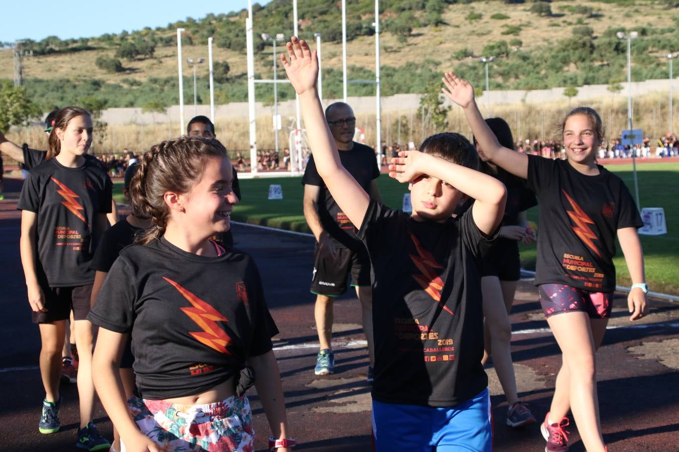 La Ciudad Deportiva 'Manuel Calzado' acogió, ayer, la clausura del curso de la Escuela Municipal de Deportes de Jerez de los Caballeros con un desfile y una exhibición por parte de los alumnos y alumnas. Casi 500 niños y niñas se han formado, este año, en las distintas modalidades deportivas: atletismo, minibasket, baloncesto, ciclismo, fútbol-sala, fútbol 8, judo, kárate, multiaventura, multideporte, pádel, patinaje artístico, tenis y zumba kids.