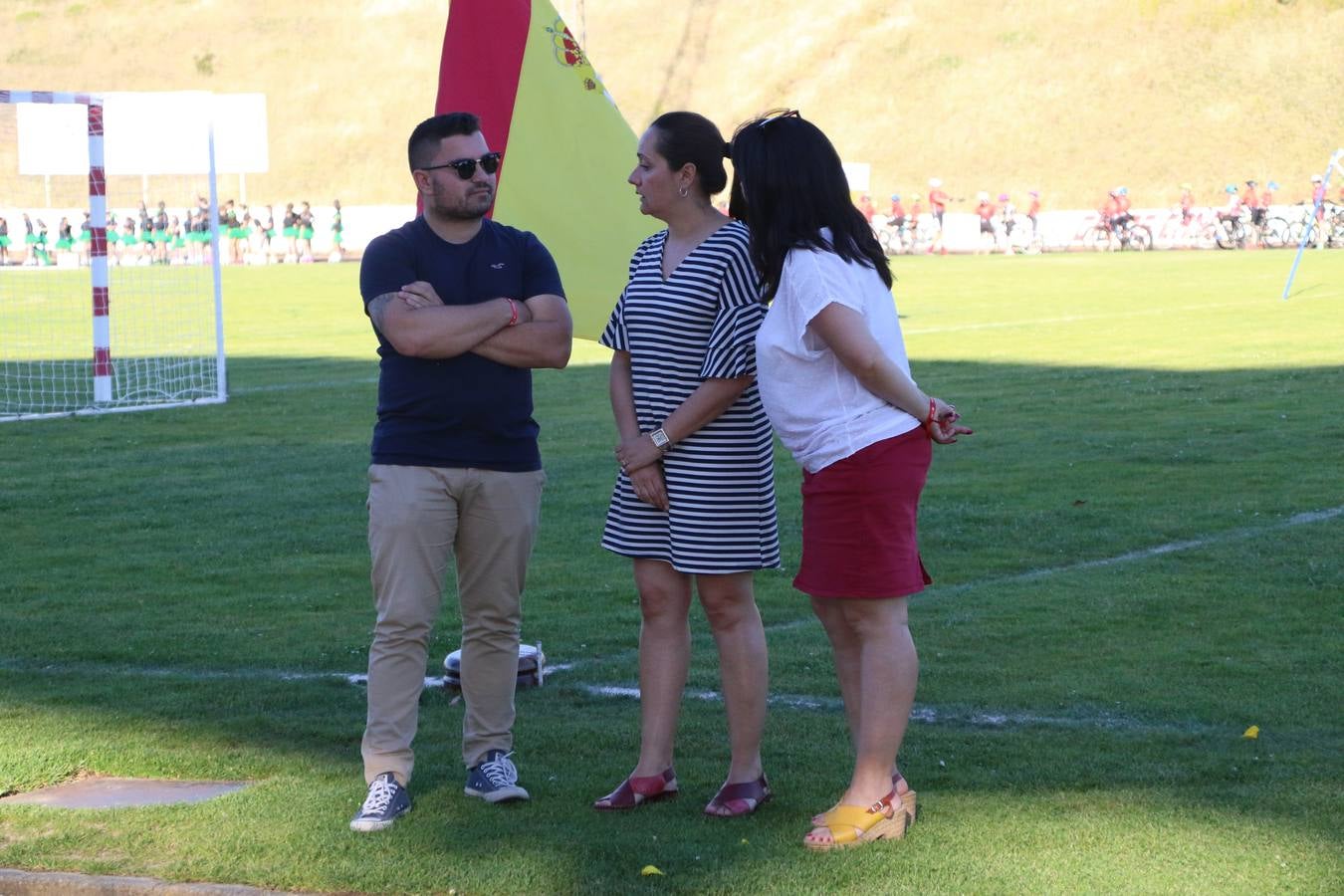 La Ciudad Deportiva 'Manuel Calzado' acogió, ayer, la clausura del curso de la Escuela Municipal de Deportes de Jerez de los Caballeros con un desfile y una exhibición por parte de los alumnos y alumnas. Casi 500 niños y niñas se han formado, este año, en las distintas modalidades deportivas: atletismo, minibasket, baloncesto, ciclismo, fútbol-sala, fútbol 8, judo, kárate, multiaventura, multideporte, pádel, patinaje artístico, tenis y zumba kids.