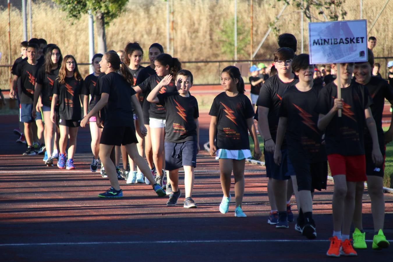 La Ciudad Deportiva 'Manuel Calzado' acogió, ayer, la clausura del curso de la Escuela Municipal de Deportes de Jerez de los Caballeros con un desfile y una exhibición por parte de los alumnos y alumnas. Casi 500 niños y niñas se han formado, este año, en las distintas modalidades deportivas: atletismo, minibasket, baloncesto, ciclismo, fútbol-sala, fútbol 8, judo, kárate, multiaventura, multideporte, pádel, patinaje artístico, tenis y zumba kids.