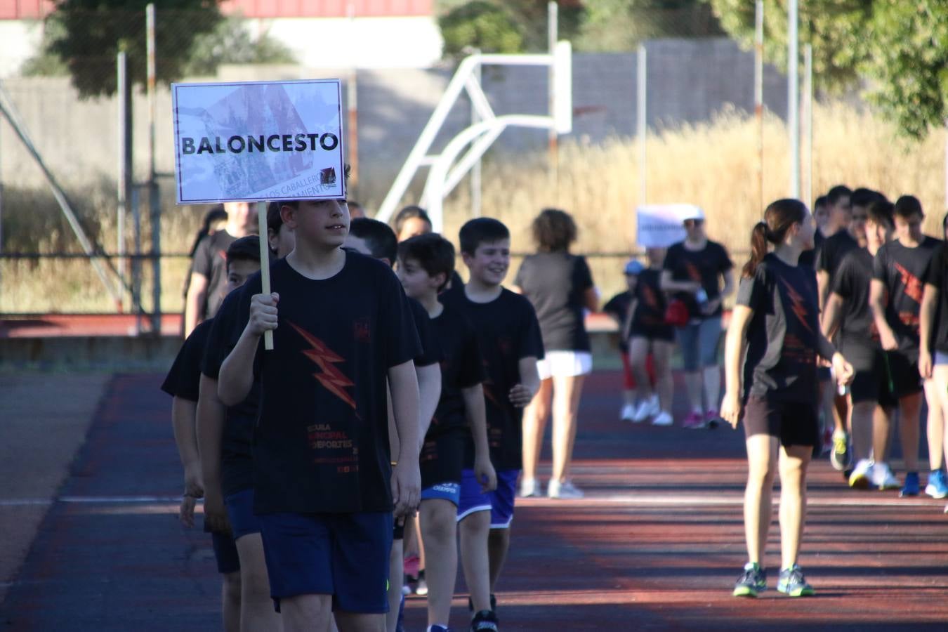 La Ciudad Deportiva 'Manuel Calzado' acogió, ayer, la clausura del curso de la Escuela Municipal de Deportes de Jerez de los Caballeros con un desfile y una exhibición por parte de los alumnos y alumnas. Casi 500 niños y niñas se han formado, este año, en las distintas modalidades deportivas: atletismo, minibasket, baloncesto, ciclismo, fútbol-sala, fútbol 8, judo, kárate, multiaventura, multideporte, pádel, patinaje artístico, tenis y zumba kids.