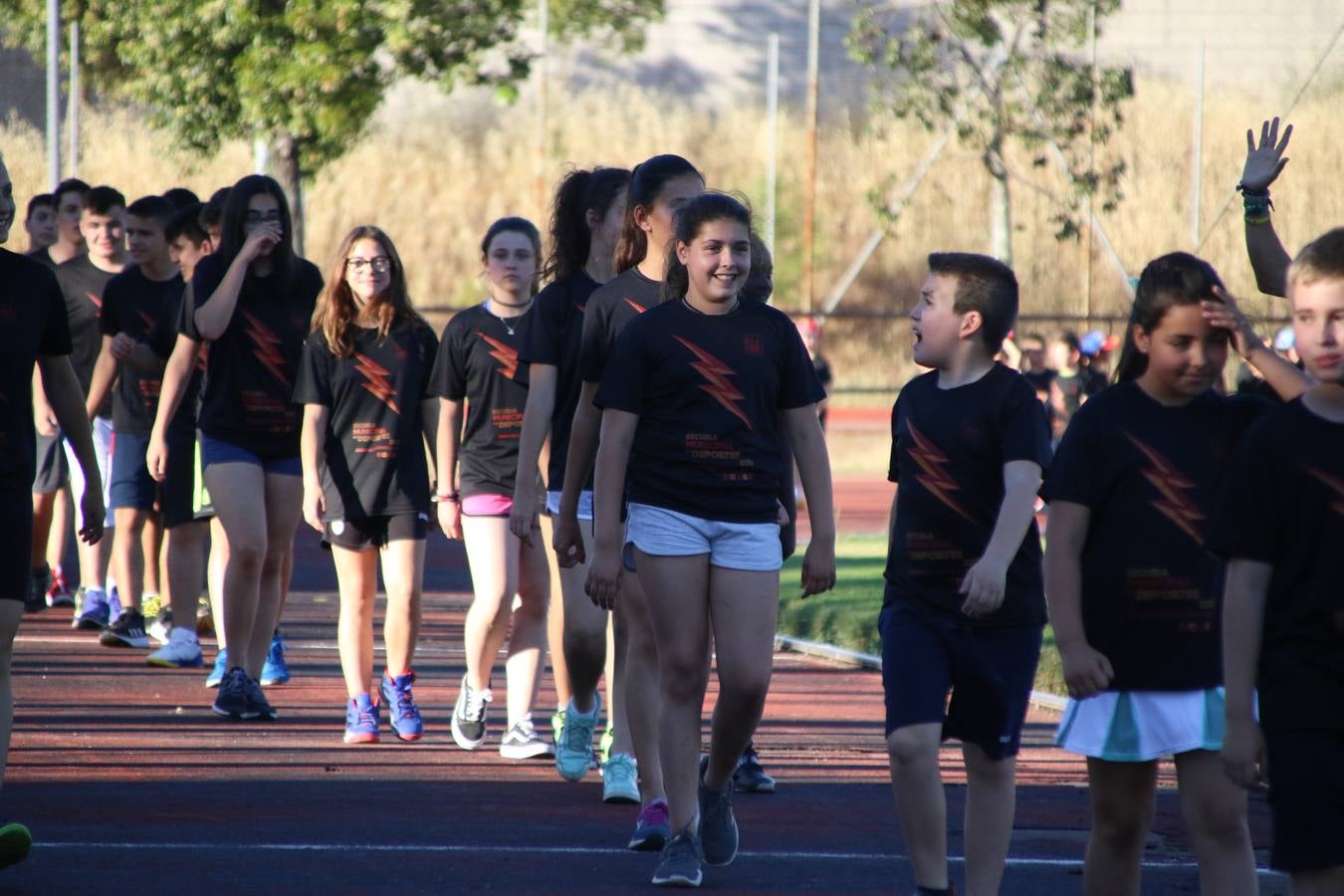 La Ciudad Deportiva 'Manuel Calzado' acogió, ayer, la clausura del curso de la Escuela Municipal de Deportes de Jerez de los Caballeros con un desfile y una exhibición por parte de los alumnos y alumnas. Casi 500 niños y niñas se han formado, este año, en las distintas modalidades deportivas: atletismo, minibasket, baloncesto, ciclismo, fútbol-sala, fútbol 8, judo, kárate, multiaventura, multideporte, pádel, patinaje artístico, tenis y zumba kids.