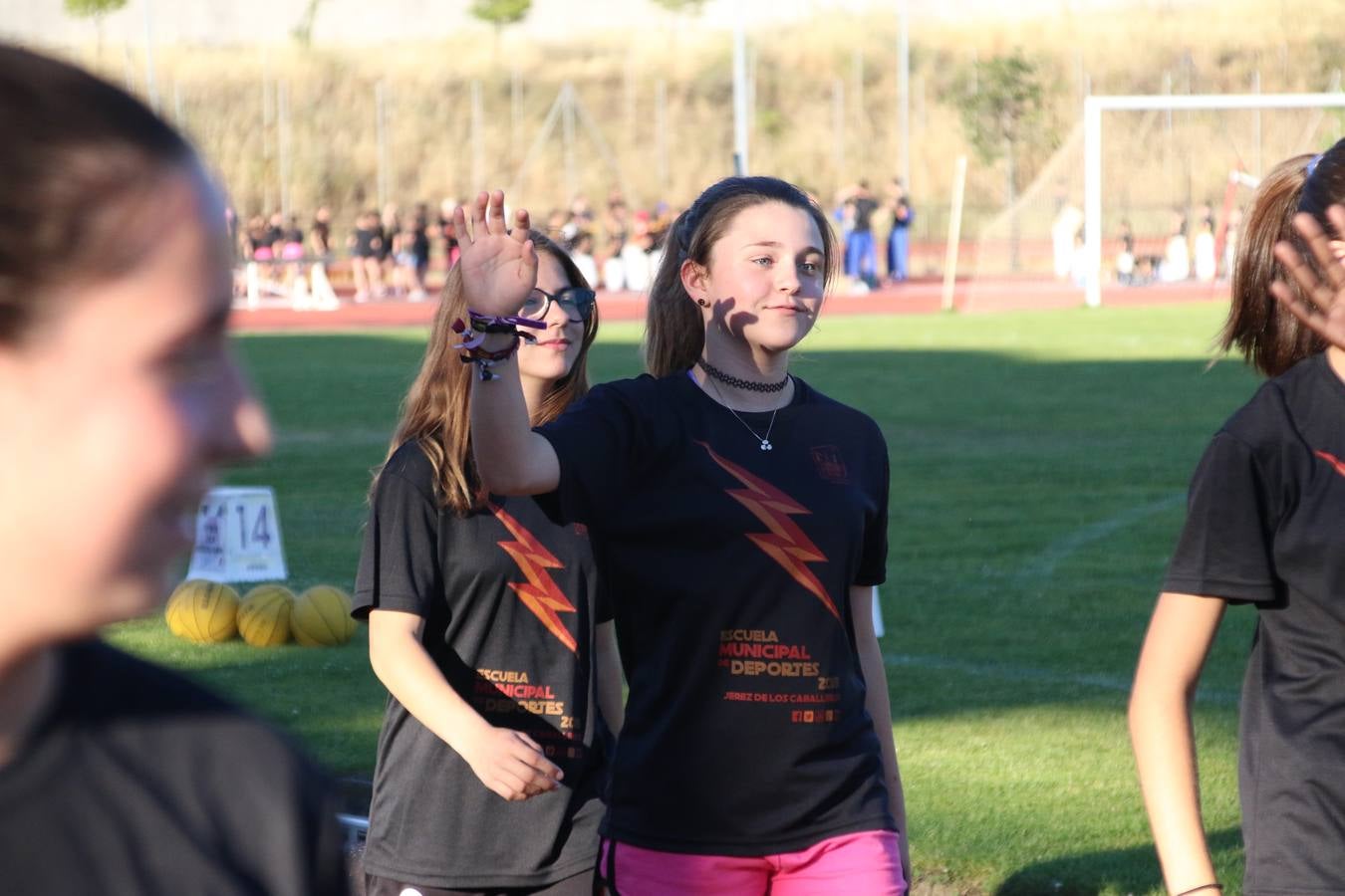 La Ciudad Deportiva 'Manuel Calzado' acogió, ayer, la clausura del curso de la Escuela Municipal de Deportes de Jerez de los Caballeros con un desfile y una exhibición por parte de los alumnos y alumnas. Casi 500 niños y niñas se han formado, este año, en las distintas modalidades deportivas: atletismo, minibasket, baloncesto, ciclismo, fútbol-sala, fútbol 8, judo, kárate, multiaventura, multideporte, pádel, patinaje artístico, tenis y zumba kids.