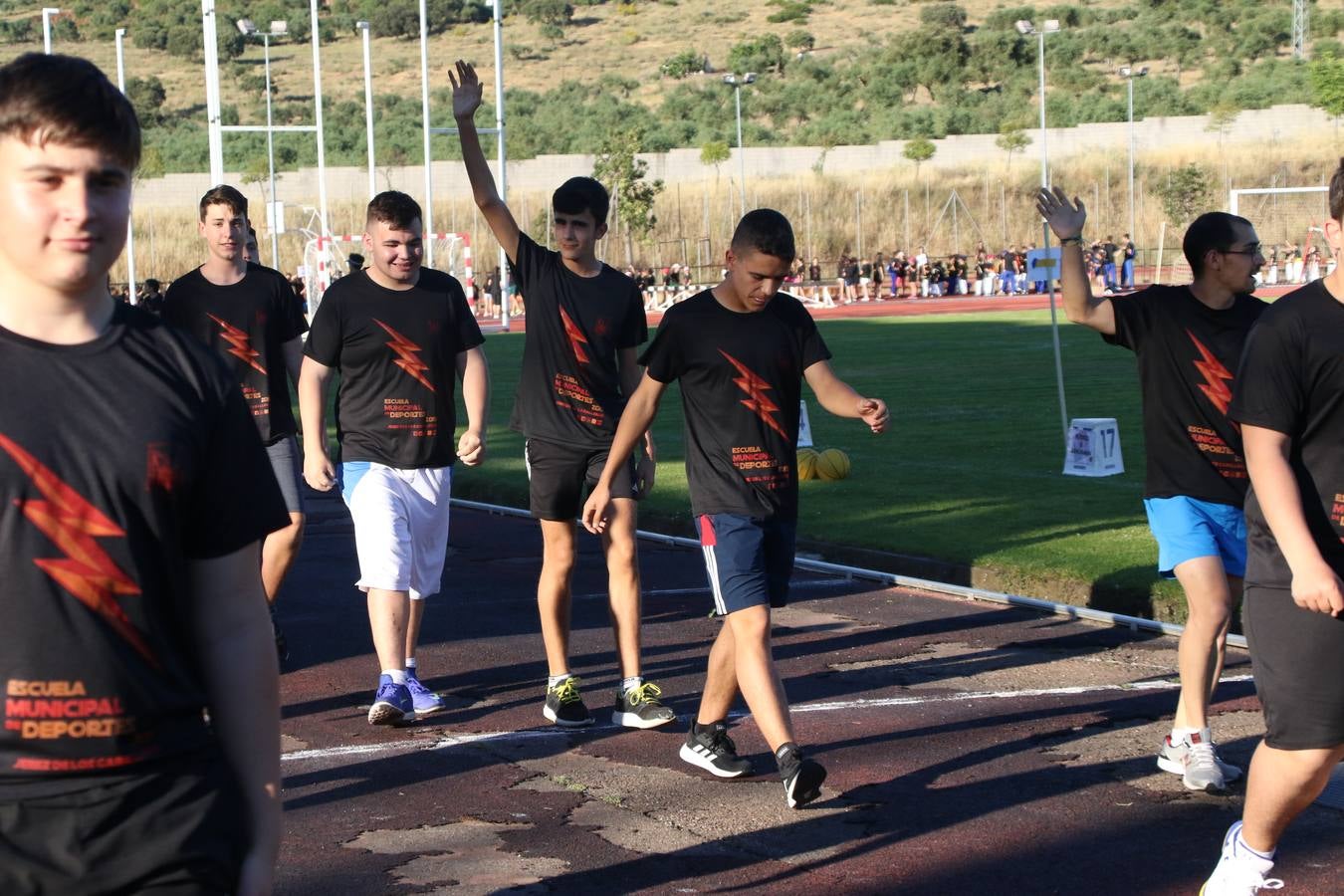 La Ciudad Deportiva 'Manuel Calzado' acogió, ayer, la clausura del curso de la Escuela Municipal de Deportes de Jerez de los Caballeros con un desfile y una exhibición por parte de los alumnos y alumnas. Casi 500 niños y niñas se han formado, este año, en las distintas modalidades deportivas: atletismo, minibasket, baloncesto, ciclismo, fútbol-sala, fútbol 8, judo, kárate, multiaventura, multideporte, pádel, patinaje artístico, tenis y zumba kids.