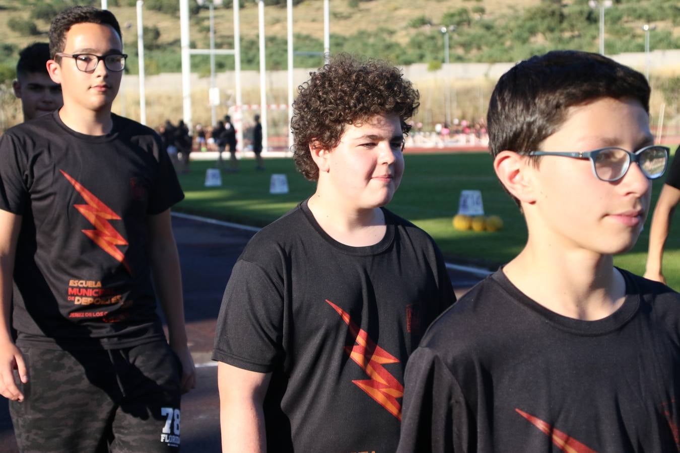 La Ciudad Deportiva 'Manuel Calzado' acogió, ayer, la clausura del curso de la Escuela Municipal de Deportes de Jerez de los Caballeros con un desfile y una exhibición por parte de los alumnos y alumnas. Casi 500 niños y niñas se han formado, este año, en las distintas modalidades deportivas: atletismo, minibasket, baloncesto, ciclismo, fútbol-sala, fútbol 8, judo, kárate, multiaventura, multideporte, pádel, patinaje artístico, tenis y zumba kids.