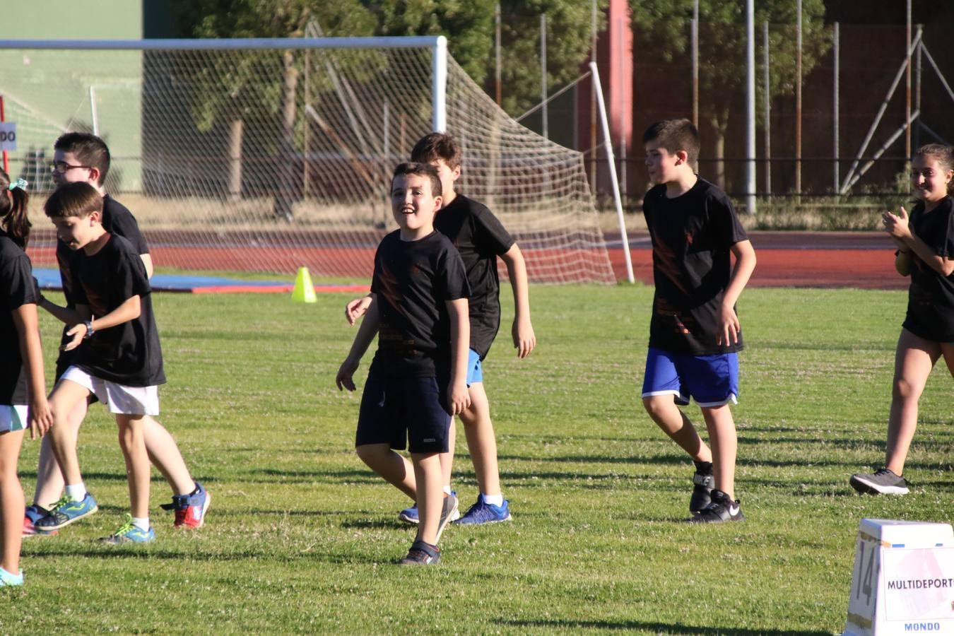 La Ciudad Deportiva 'Manuel Calzado' acogió, ayer, la clausura del curso de la Escuela Municipal de Deportes de Jerez de los Caballeros con un desfile y una exhibición por parte de los alumnos y alumnas. Casi 500 niños y niñas se han formado, este año, en las distintas modalidades deportivas: atletismo, minibasket, baloncesto, ciclismo, fútbol-sala, fútbol 8, judo, kárate, multiaventura, multideporte, pádel, patinaje artístico, tenis y zumba kids.