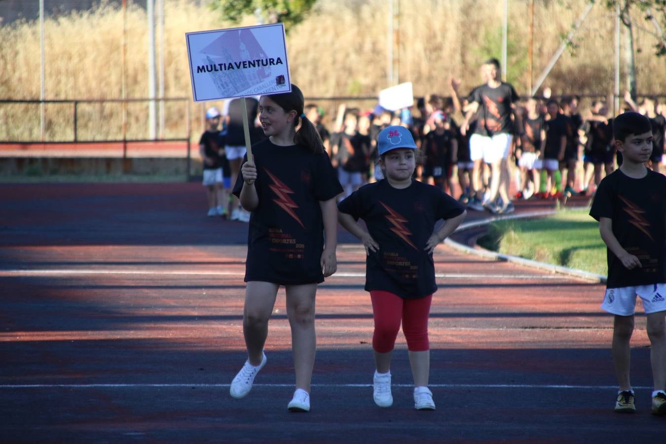 La Ciudad Deportiva 'Manuel Calzado' acogió, ayer, la clausura del curso de la Escuela Municipal de Deportes de Jerez de los Caballeros con un desfile y una exhibición por parte de los alumnos y alumnas. Casi 500 niños y niñas se han formado, este año, en las distintas modalidades deportivas: atletismo, minibasket, baloncesto, ciclismo, fútbol-sala, fútbol 8, judo, kárate, multiaventura, multideporte, pádel, patinaje artístico, tenis y zumba kids.