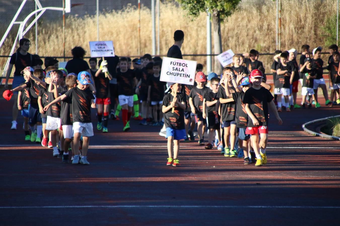 La Ciudad Deportiva 'Manuel Calzado' acogió, ayer, la clausura del curso de la Escuela Municipal de Deportes de Jerez de los Caballeros con un desfile y una exhibición por parte de los alumnos y alumnas. Casi 500 niños y niñas se han formado, este año, en las distintas modalidades deportivas: atletismo, minibasket, baloncesto, ciclismo, fútbol-sala, fútbol 8, judo, kárate, multiaventura, multideporte, pádel, patinaje artístico, tenis y zumba kids.