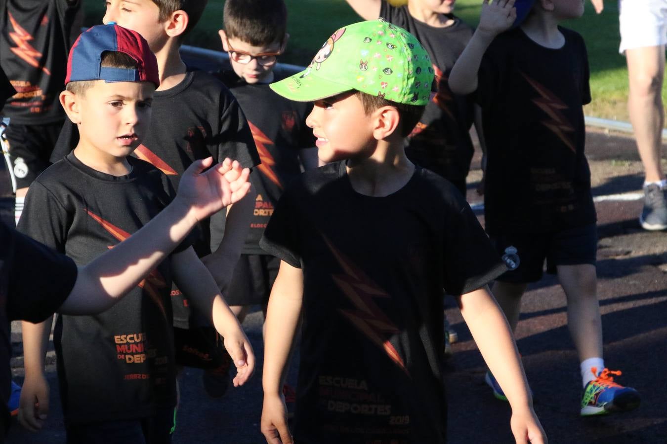 La Ciudad Deportiva 'Manuel Calzado' acogió, ayer, la clausura del curso de la Escuela Municipal de Deportes de Jerez de los Caballeros con un desfile y una exhibición por parte de los alumnos y alumnas. Casi 500 niños y niñas se han formado, este año, en las distintas modalidades deportivas: atletismo, minibasket, baloncesto, ciclismo, fútbol-sala, fútbol 8, judo, kárate, multiaventura, multideporte, pádel, patinaje artístico, tenis y zumba kids.