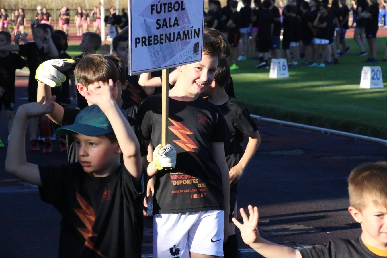 La Ciudad Deportiva 'Manuel Calzado' acogió, ayer, la clausura del curso de la Escuela Municipal de Deportes de Jerez de los Caballeros con un desfile y una exhibición por parte de los alumnos y alumnas. Casi 500 niños y niñas se han formado, este año, en las distintas modalidades deportivas: atletismo, minibasket, baloncesto, ciclismo, fútbol-sala, fútbol 8, judo, kárate, multiaventura, multideporte, pádel, patinaje artístico, tenis y zumba kids.