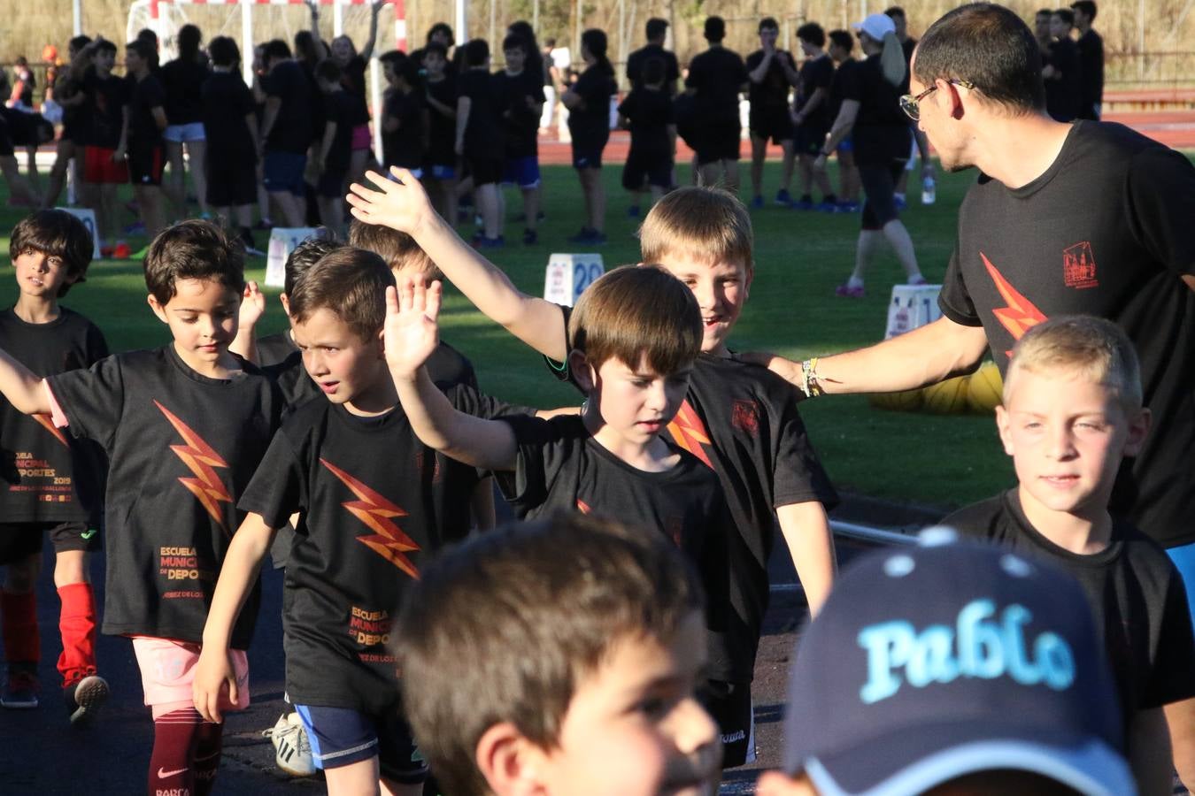 La Ciudad Deportiva 'Manuel Calzado' acogió, ayer, la clausura del curso de la Escuela Municipal de Deportes de Jerez de los Caballeros con un desfile y una exhibición por parte de los alumnos y alumnas. Casi 500 niños y niñas se han formado, este año, en las distintas modalidades deportivas: atletismo, minibasket, baloncesto, ciclismo, fútbol-sala, fútbol 8, judo, kárate, multiaventura, multideporte, pádel, patinaje artístico, tenis y zumba kids.