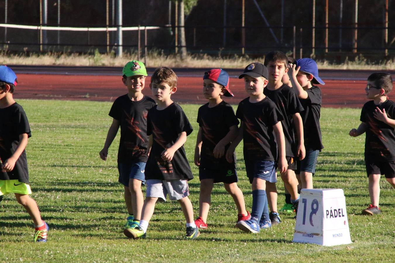 La Ciudad Deportiva 'Manuel Calzado' acogió, ayer, la clausura del curso de la Escuela Municipal de Deportes de Jerez de los Caballeros con un desfile y una exhibición por parte de los alumnos y alumnas. Casi 500 niños y niñas se han formado, este año, en las distintas modalidades deportivas: atletismo, minibasket, baloncesto, ciclismo, fútbol-sala, fútbol 8, judo, kárate, multiaventura, multideporte, pádel, patinaje artístico, tenis y zumba kids.