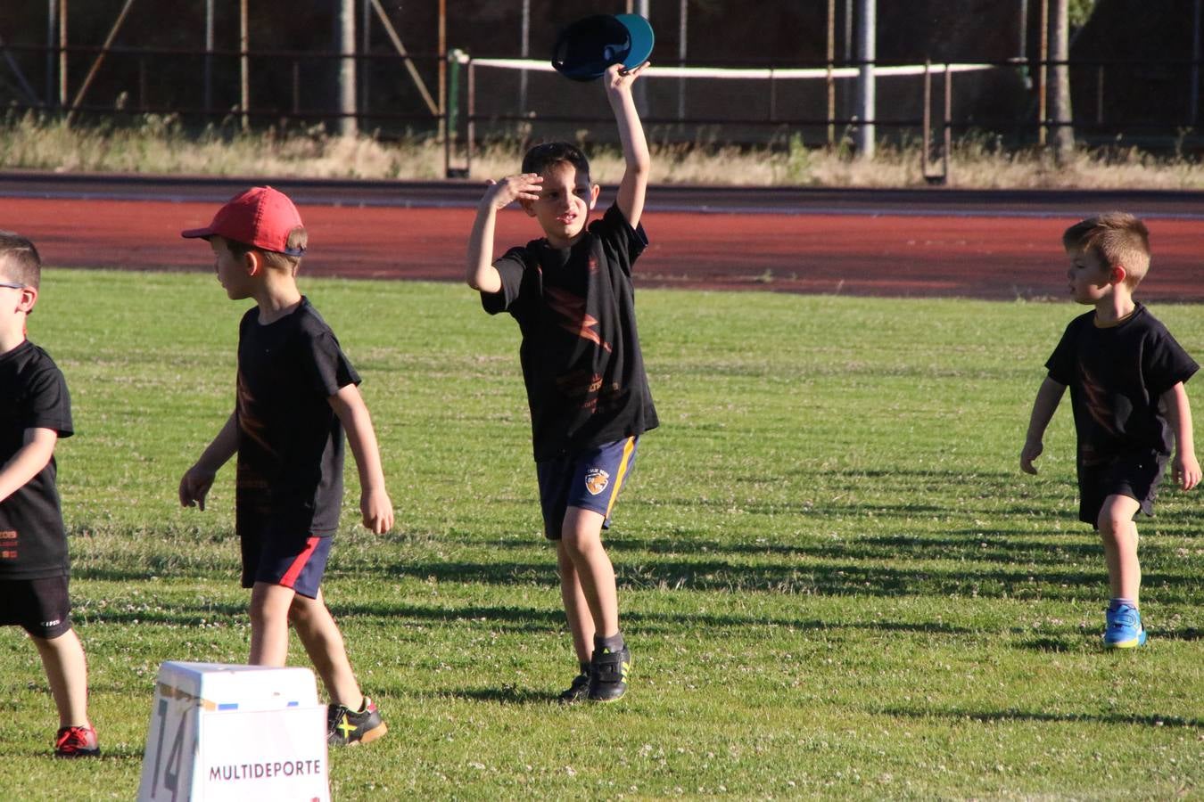 La Ciudad Deportiva 'Manuel Calzado' acogió, ayer, la clausura del curso de la Escuela Municipal de Deportes de Jerez de los Caballeros con un desfile y una exhibición por parte de los alumnos y alumnas. Casi 500 niños y niñas se han formado, este año, en las distintas modalidades deportivas: atletismo, minibasket, baloncesto, ciclismo, fútbol-sala, fútbol 8, judo, kárate, multiaventura, multideporte, pádel, patinaje artístico, tenis y zumba kids.