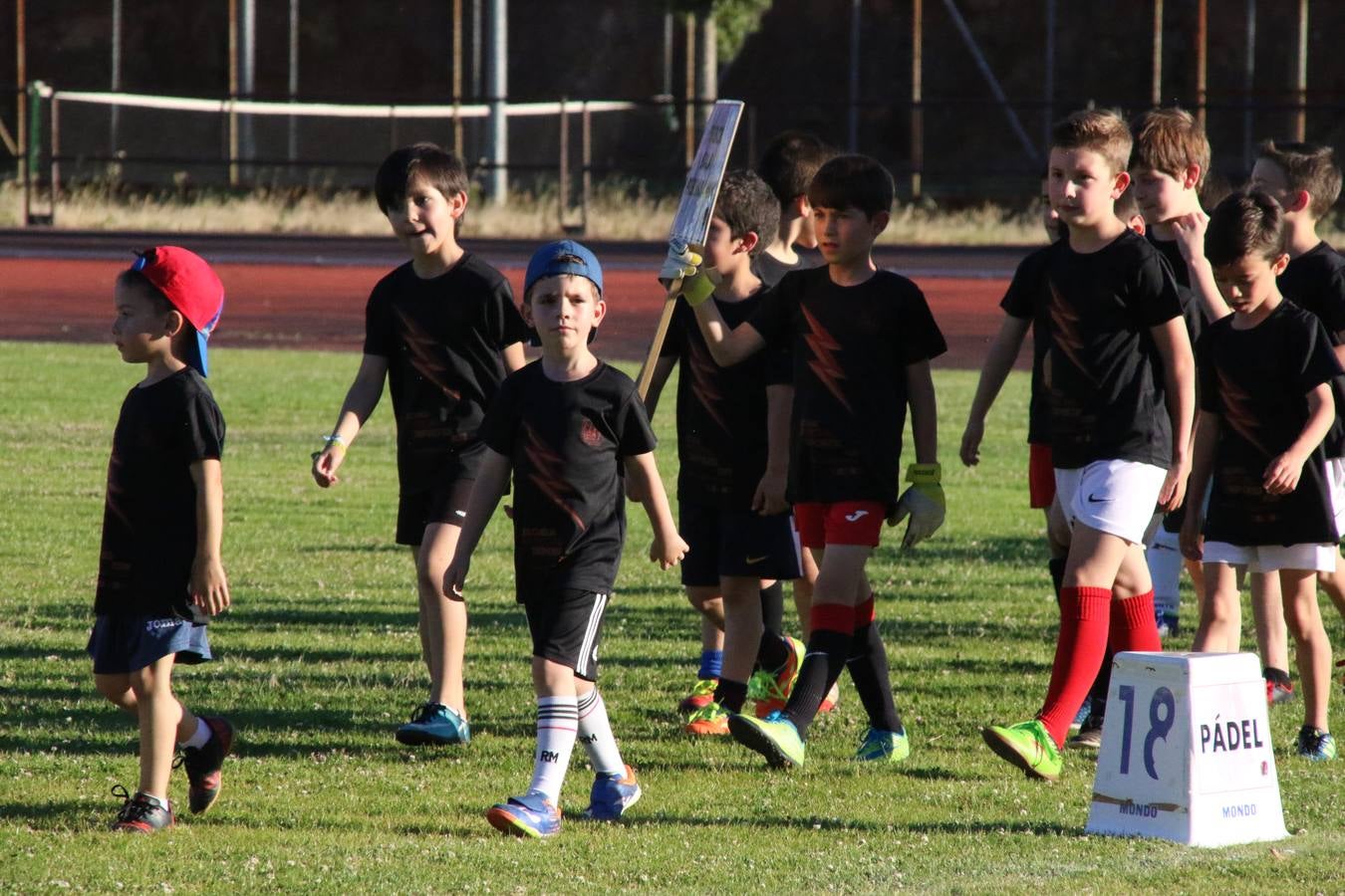 La Ciudad Deportiva 'Manuel Calzado' acogió, ayer, la clausura del curso de la Escuela Municipal de Deportes de Jerez de los Caballeros con un desfile y una exhibición por parte de los alumnos y alumnas. Casi 500 niños y niñas se han formado, este año, en las distintas modalidades deportivas: atletismo, minibasket, baloncesto, ciclismo, fútbol-sala, fútbol 8, judo, kárate, multiaventura, multideporte, pádel, patinaje artístico, tenis y zumba kids.