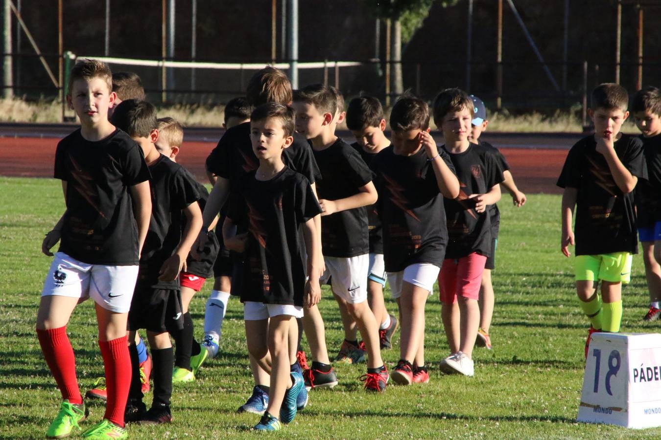La Ciudad Deportiva 'Manuel Calzado' acogió, ayer, la clausura del curso de la Escuela Municipal de Deportes de Jerez de los Caballeros con un desfile y una exhibición por parte de los alumnos y alumnas. Casi 500 niños y niñas se han formado, este año, en las distintas modalidades deportivas: atletismo, minibasket, baloncesto, ciclismo, fútbol-sala, fútbol 8, judo, kárate, multiaventura, multideporte, pádel, patinaje artístico, tenis y zumba kids.