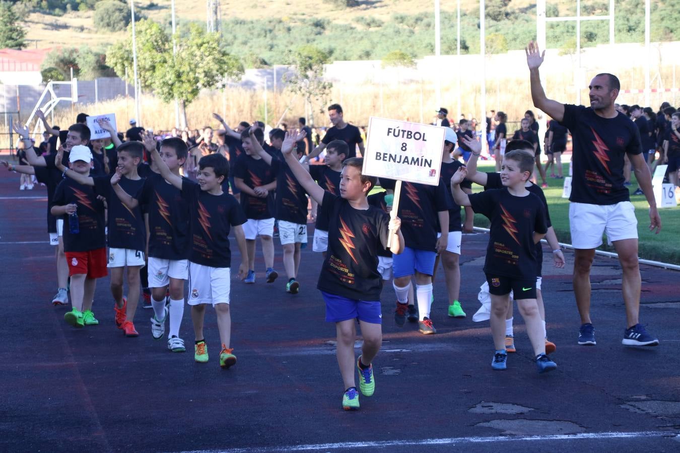La Ciudad Deportiva 'Manuel Calzado' acogió, ayer, la clausura del curso de la Escuela Municipal de Deportes de Jerez de los Caballeros con un desfile y una exhibición por parte de los alumnos y alumnas. Casi 500 niños y niñas se han formado, este año, en las distintas modalidades deportivas: atletismo, minibasket, baloncesto, ciclismo, fútbol-sala, fútbol 8, judo, kárate, multiaventura, multideporte, pádel, patinaje artístico, tenis y zumba kids.