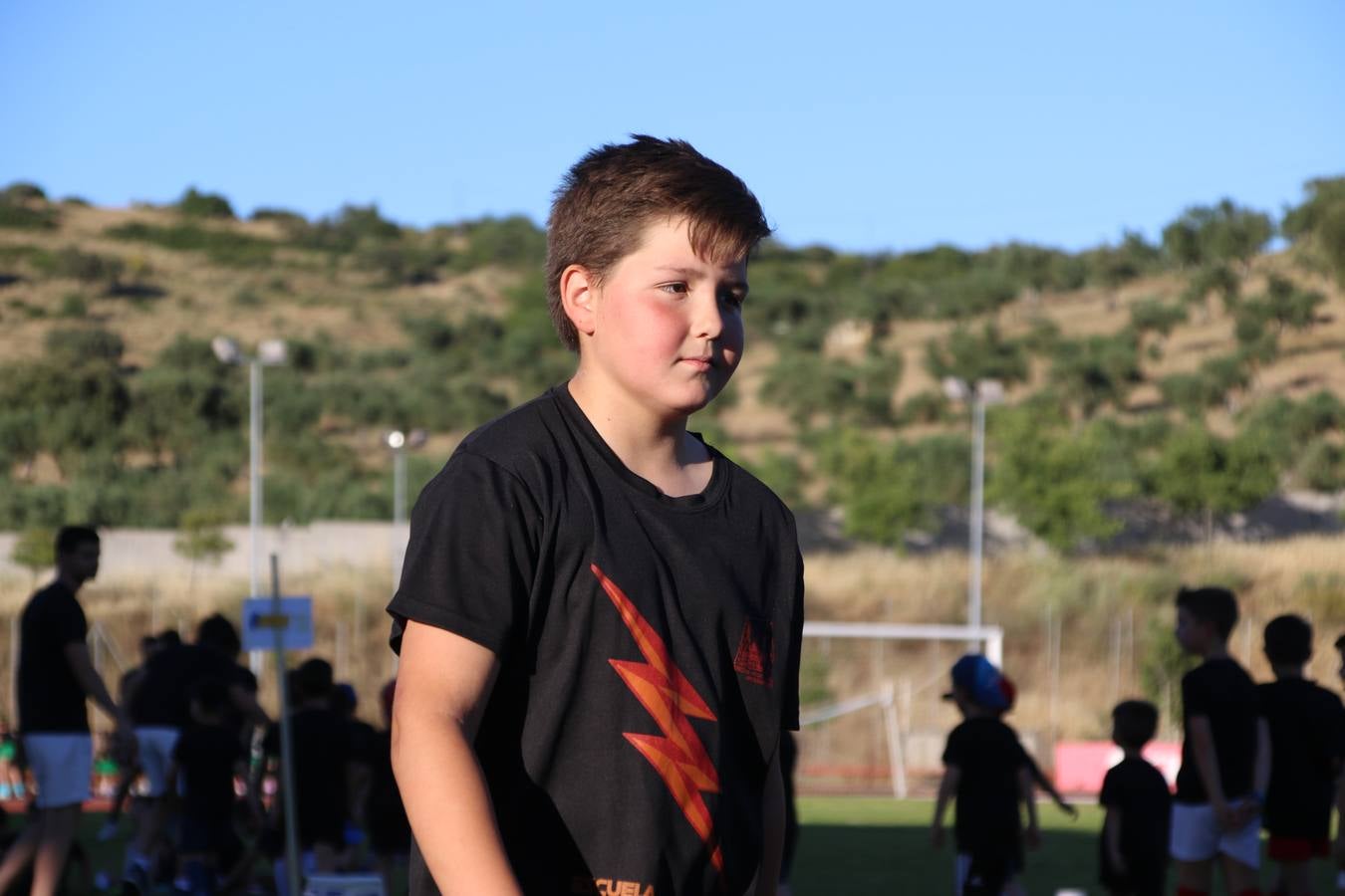 La Ciudad Deportiva 'Manuel Calzado' acogió, ayer, la clausura del curso de la Escuela Municipal de Deportes de Jerez de los Caballeros con un desfile y una exhibición por parte de los alumnos y alumnas. Casi 500 niños y niñas se han formado, este año, en las distintas modalidades deportivas: atletismo, minibasket, baloncesto, ciclismo, fútbol-sala, fútbol 8, judo, kárate, multiaventura, multideporte, pádel, patinaje artístico, tenis y zumba kids.